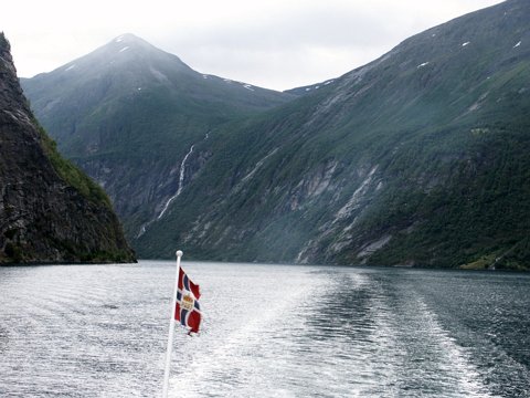2005-norwegen_0158 eCard versenden / [Tag 10 (28-08)] Traumüberfahrt und ein Traumtal mit Gletscher