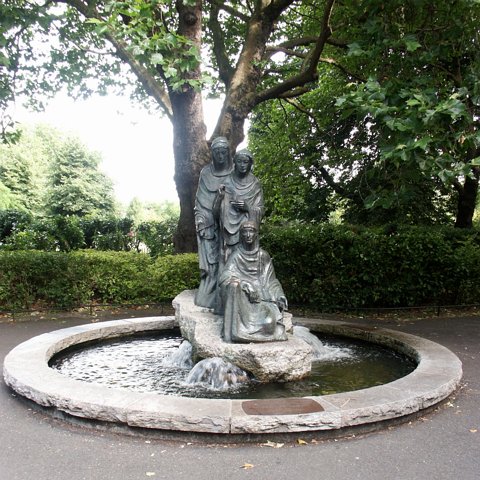 2006-dublin_0001 eCard versenden / [Tag 1 (05-08)] St. Stephen's Green (Brunnen mit Gedenktafel an die irische Hilfe für deutsche Kindern nach dem 2. Weltkrieg)