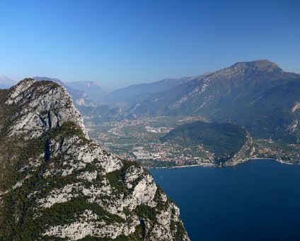 2007-gardasee_0098 eCard versenden / [Tag 5 (11-10)] Traumhafter Ausblick auf Riva, Torbole und die Berge