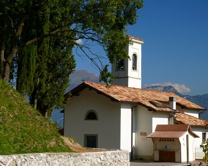 2007-gardasee_0103 eCard versenden / [Tag 5 (11-10)] Kirche von Pregasina mit Monte Stevo im Hintergrund (selten so klar gesehen)