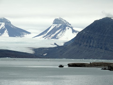 Spitzbergen - Umrundung auf der MS Plancius 23.Juli - 2. August 2017 eCard versenden / [Tag 2 (25-07)] Kongsfjord: Ny London (Blomstrandhalvøya), Ny Ålesund, Kronebreen Gletscher Cruise