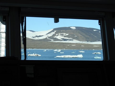 Spitzbergen - Umrundung auf der MS Plancius 23.Juli - 2. August 2017 eCard versenden / [Tag 8 (31-07)] Hornsund: Gåshamna, Brepollen Zodiac Cruise mit Sichtung Eisbären Familie